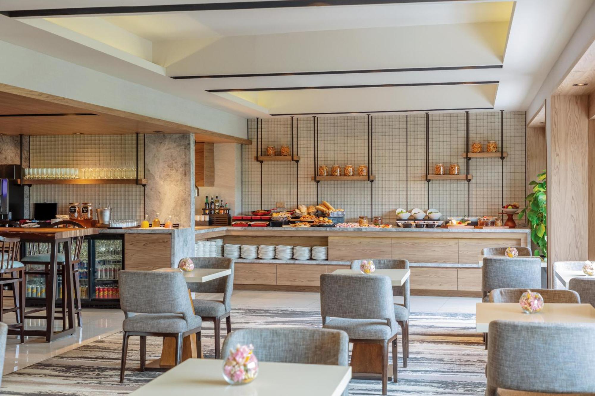 PARKROYAL Club Deluxe Double or Twin Room